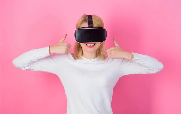 Fiatal nő segítségével egy virtuális-valóság sisak. Nő Vr-eszközzel. Magabiztos fiatal nő beállítása a virtuális-valóság sisak, és mosolygott. Virtuális intelligencia. — Stock Fotó