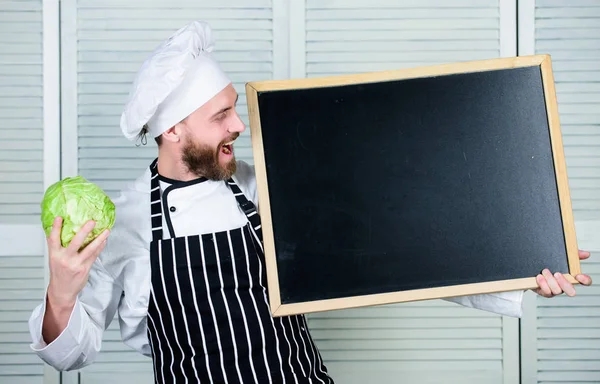 Tips för att laga som proffs. Man kock hatt förkläde håll blackboard kopia utrymme. Recept-konceptet. Matlagning läcker måltid steg för steg. Menyn för idag. Lista ingredienser för matlagning maträtt. Kolla in Matlagning tips — Stockfoto