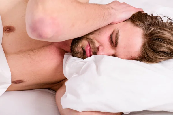 Hoe te het opstaan in de ochtend vers gevoel. Eind van de ochtend verslapen. Knappe jongen man lag in bed in de ochtend. Tips over hoe om wakker fris en energiek gevoel. Ochtend routine tips om het goede gevoel de hele dag — Stockfoto