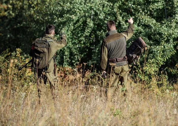 De jagers van de man met geweer pistool. Het kamp van de laars. Jachtvaardigheden en wapen apparatuur. Hoe Draai jacht in hobby. Militaire uniform mode. Vriendschap van mannen jagers. Jagers in het bos wandelen. Camouflage — Stockfoto