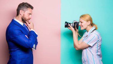 Güven yakalama. İşadamı kadın fotoğrafçı önünde poz. Erkek model stüdyoda çekim fotoğrafçı. Moda fotoğraf stüdyo çekim. Profesyonel fotoğraf makinesi kullanan güzel kadın