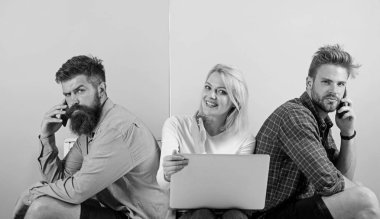 Erkek ve kadın her yerde Internet'e erişim hakkına sahiptir. Modern toplum internet bağlantısı olmadan hayat düşünemiyorum. Mobil Internet faydaları. Şirket mutlu arkadaşlar mobil gadget dizüstü bilgisayar ile