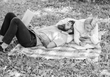 Modern online iş. Aile eğlence açık havada iş laptop harcamak. Nasıl serbest ve aile hayatına dengelemek. Hikayeleri aile başarı ve yenilik kalıcı. Kaç aşk ya da aile içinde serbest çalışma