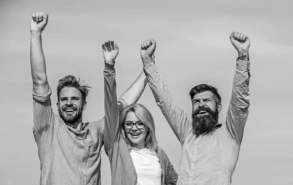 Empresa tres colegas felices trabajadores de oficina disfrutan de la libertad, fondo del cielo. Hombres con barba en ropa formal y rubia en gafas terminaron el trabajo. Los empleados disfrutan de la sensación de libertad. Concepto de libertad — Foto de Stock