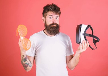 Sanal gerçeklik kulaklık ve kırmızı zemin üzerine çok güneş gözlüğü sakallı adam hippi. Gerçeklik ve Vr. alternatif gerçeklik arasında seçim. Adam ne tercih gerçek veya sanal karar