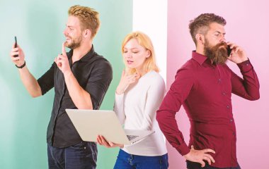 Modern insan sanal ve gerçek gerçekleri içinde yaşıyor. Erkek ve kadın sanal gerçeklik ve online iletişim keyfini çıkarın. Modern teknolojiler hayatımızın daha kolay yapmak. Dizüstü veya smartphone sen her zaman online