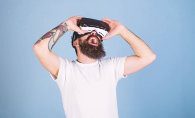 Dijital teknoloji yenilik zevk hipster sakallı adam. Vr gözlük, 3d deneyimi kavramı film izlerken heyecanlı sakallı adam. Modaya uygun sakal ve görselleştirme işini kontrol dövme sanatçı