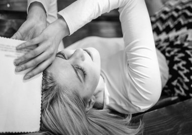 Anlamak için biraz zamana ihtiyacım var. Sadece bitmiş okuma. Bayan gayet sakin kalın kitap Bahçe güneşli bir gün. Kadın boğulmuş bitirdikten sonra kitap. Kız tezgah rahatlatıcı kitap, yeşil doğa arka plan ile yatıyordu.