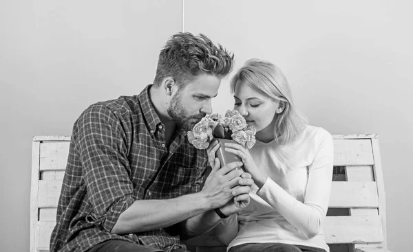 Er vermutete ihre Lieblingsblume. Blumen für sie. Strauß Lieblingsblumen. Mann schenkt Freundin Blumenstrauß Mann Frau sitzen Bank romantischen Datum türkisfarbenen Hintergrund. angenehme Überraschung für Dame — Stockfoto