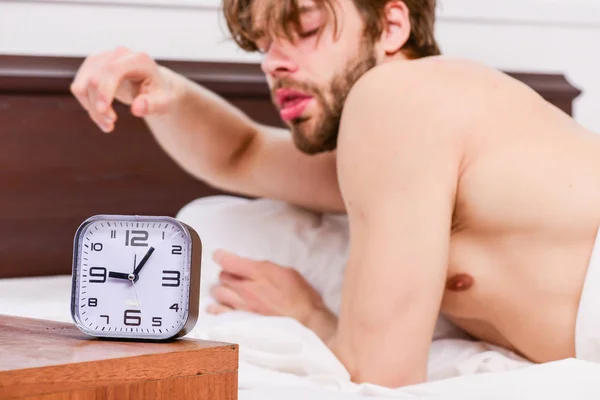 Pés de homem dormindo em cama confortável. Foto mostrando o jovem se alongando na cama. É uma manhã maravilhosa. . — Fotografia de Stock