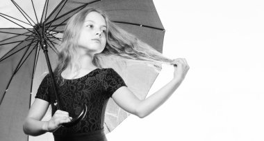 Sonbaharda halinizi arttırmanın yolları. Sonbahar ruh aydınlatmak için yollar. Neşeli ruh için renkli aksesuar. Kız çocuk uzun saç hazır Güz hava şemsiye ile tanış. Pozitif sonbahar sezonu kal