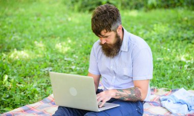 Dizüstü sit çayır doğa arka plan ile sakallı adam. Blogger doğa tarafından ilham kaynağı olma. Yazar ilham doğa ortamı için arıyorum. Bloglama için ilham. İlham arıyorsanız