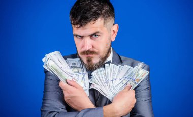Onun nakit holdinglerin. Nakit para tutan sakallı adam. Para birimi broker para bohça ile. Zengin işadamı bizimle dolarlık banknotlar. Kendi iş ile para yapma. İş başlangıç kredi