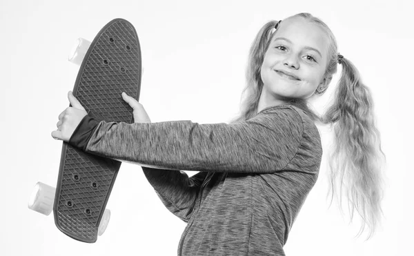 毎日スケーターのプラスチック スケート ボード。彼女の夢のペニー ボード。子供のための最高の贈り物。究極の贈り物のリストの女の子のための完璧なプレゼントを選ぶを助けます。子供は、ペニーのボードを保持します。子供の長い髪は、ペニーのボードを運ぶ — ストック写真