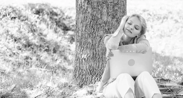 Flicka Laptop Drömmer Park Sitta Gräset Drömmer Lyckat Projekt Kvinna — Stockfoto