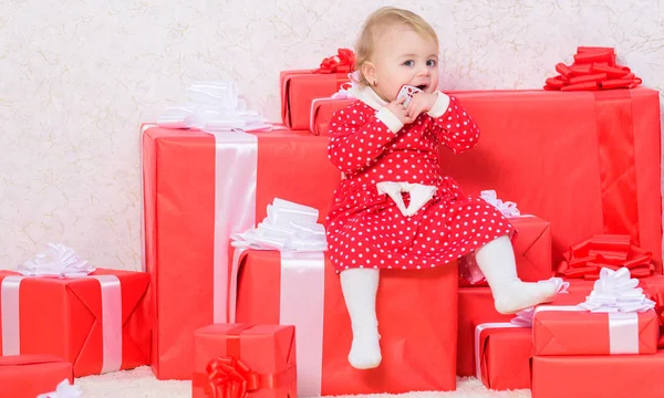 Rodinná dovolená. Malá holčička hrát poblíž hromada dárkových krabiček. Dárky pro dítě první Vánoce. Oslavte první Vánoce. Vánoční dárky pro batole. Dětská první Vánoce jednou za život události — Stock fotografie