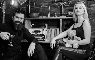 Çift gamekeepers evde, ahşap iç arka plan romantik akşamın. İki aşık oyuncak ayı ve mulled şarap. Rahatlatıcı kavramı. Kız ve adam mutlu yüzler üzerinde sıcak atmosferde dinlenmek