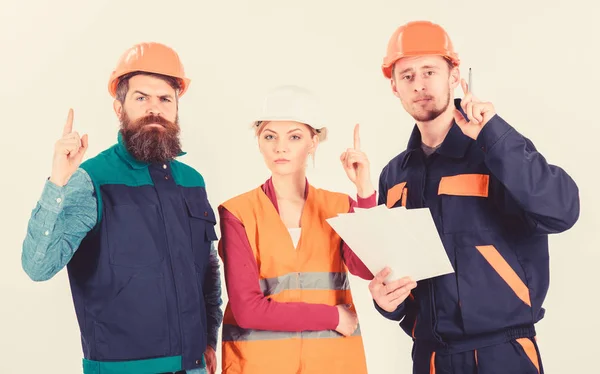 Construtor e engenheiro descobriu como resolver o problema . — Fotografia de Stock