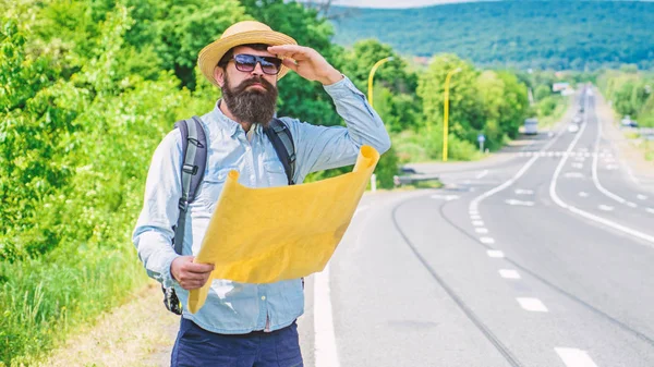 ¿Qué hay ahí? Turista con mapa ver hito familiar. Parece que finalmente consiguió el punto de destino. Turista tratar de reconocer lugar familiar utilizando el mapa. Mochilero viajando en autostop por su cuenta — Foto de Stock