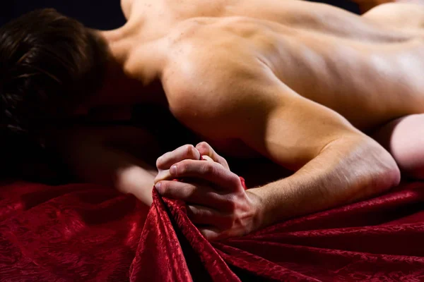 Concepto de sexo y placer. Sensación de intenso placer sexual. Apretar ropa de cama a mano. Gemidos en éxtasis sexual. Amantes desnudos sexo apasionado. La pareja apasionada tiene sexo hacer el amor. orgasmo femenino — Foto de Stock