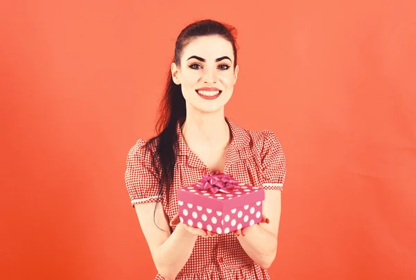 Fiatal nő portré hold ajándék karácsonyi színes stílusban . — Stock Fotó