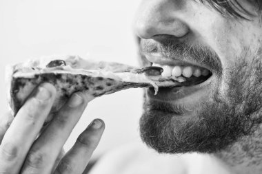 İç çamaşırı aç genç adam evde pizza kutusu ile bir yatakta oturur. Ara diyet kavramı. Gıda teslim Servisi. Evde pizza.