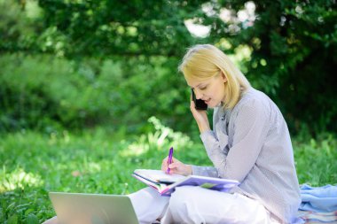 Kız modern teknoloji iş için kullanın. Fırsat dijital teknoloji kullanın. Modern teknoloji potansiyelini gerçekleştirmek için daha fazla fırsat ver. Dizüstü bilgisayar ve akıllı telefon açık havada çalışan kadın