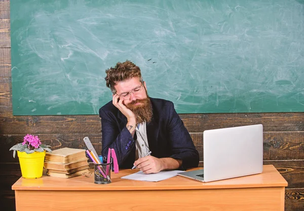 Alto nivel de fatiga. La vida del maestro agotador. Duerme en el trabajo. Los educadores trabajan más estresados que la gente promedio. Educador barbudo hombre mesa de dormir aula. Agotadora escuela de trabajo causa fatiga —  Fotos de Stock