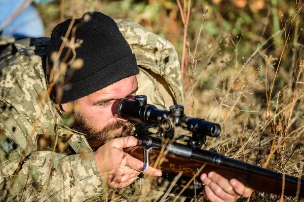 Jachtvaardigheden en wapen apparatuur. Hoe Draai jacht in hobby. Bebaarde man hunter. Leger. Camouflage. Militaire uniform mode. Man hunter met geweer pistool. Het kamp van de laars. Leger soldaten — Stockfoto