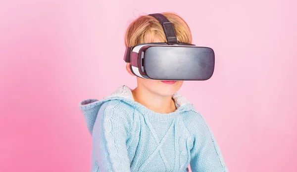 Virtual Reality Zukunftstechnologie. Virtuelle Realität entdecken. Kind Junge tragen vr Brille rosa Hintergrund. Kinder spielen Virtual-Reality-Spiel. die alternative Realität zu erkunden. Cyberspace und virtuelles Gaming — Stockfoto