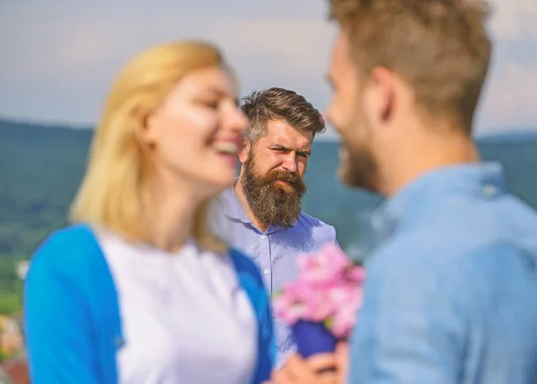 Par i kärlek glad dejting, svartsjuk skäggig man tittar fru fusk honom med älskare. Par romantisk datum älskare bukett blommor. Svartsjuk koncept. Älskare möte utomhus flirta romantik förbindelser — Stockfoto