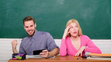 Kolej veya üniversite okuyor. Üniversite okuyan arkadaşlar öğrenciler. Kolej eğlenceli. Modern eğitim. Üniversitede eğleniyor. Zaman üniversitede zevk. Adam ve kız kaygısız Resepsiyon sınıfta oturup