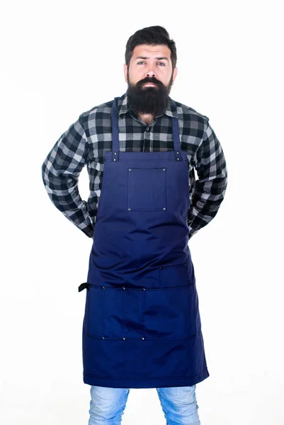 Homme cuisinier hipster brutal. Restauration rapide. Sérieux cuisinier barbu. Personnel du restaurant. Prêt à cuisiner. Tablier d'usure hipster barbu pour barbecue. Torréfaction et grillage des aliments. Pique-nique et barbecue — Photo