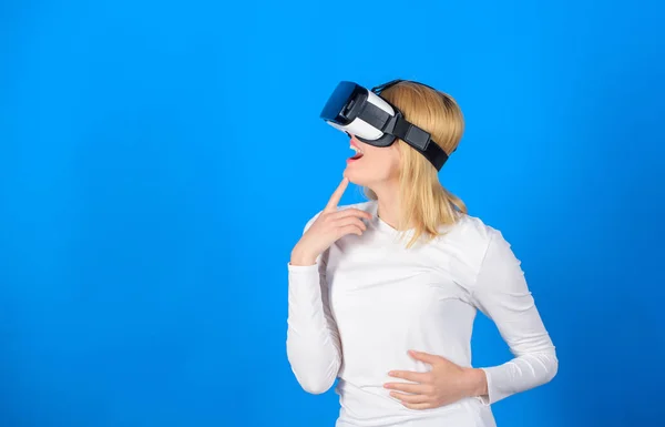 Mujer con auriculares de realidad virtual. Mujer joven y feliz vistiendo gafas de realidad virtual viendo películas o jugando videojuegos. Mujer bonita jugando juego en gafas de realidad virtual . —  Fotos de Stock