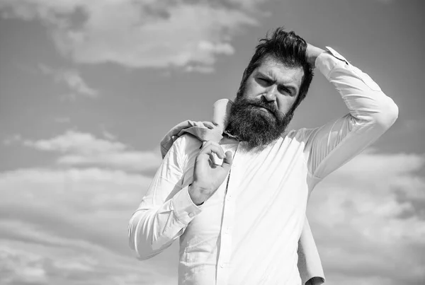 Homme barbu hipster blanc vêtements formels semble fond ciel pointu. Charmant marié. Hipster avec barbe et moustache ressemble chemise blanche à la mode attrayante. Tenue à la mode aspect élégant — Photo