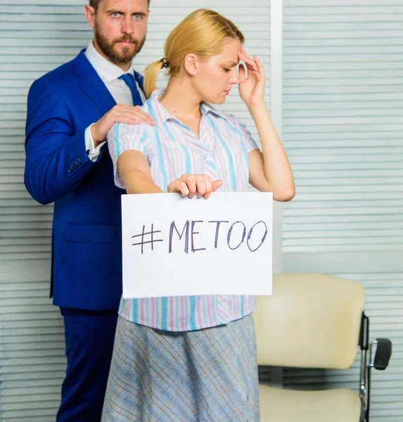 Garota segurar cartaz hashtag me também, enquanto colega acalmá-la. O trabalhador partilha a história do assalto. À procura de apoio. Queixa de agressão por discriminação. Estatística de agressão feminina. Agressão à vítima no local de trabalho — Fotografia de Stock