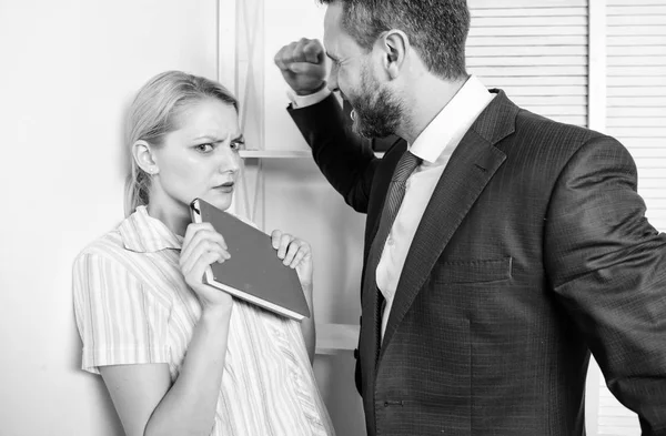 Patron ou gestionnaire agressant une employée sur le lieu de travail. Moi aussi, mouvement social. Femme de bureau et son patron lubrique . — Photo