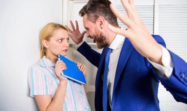 Seksuele intimidatie tussen collega's en flirten in office. Seksuele intimidatie op het werk. Me ook sociale beweging. — Stockfoto