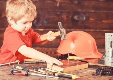 Yürümeye başlayan çocuk meşgul yüzündeki çekiç aracı evde atölye ile oynuyor. Kavram handcrafting. Çocuk Çocuk tamirci oynamak. Çocuk şirin ve sevimli Oluşturucusu'nu veya repairer oynarken, onarma veya handcrafting