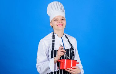Kadın profesyonel şef çırpma teli ve pot tutun. Profesyonel gibi kırbaçlanan. Yumurta ya da krem kırbaçlanan önlük kız. Yavaş yavaş kırbaçlanan veya krem yenerek çırpma başlatın. Kullanım el çırpma teli. Kırbaçlanan krem keyif ve hileci