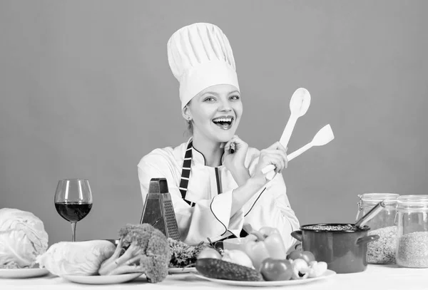 건강 한 음식을 요리 하는 여자 요리사. 맛 있는 메인 요리 조리법. 요리 하는 것은 그녀의 취미 이다. 모자와 앞치마에 소녀입니다. 맛 있는 레시피 개념입니다. 건강 한 음식 요리. 식사를 요리에 대 한 신선한 야채 재료 — 스톡 사진