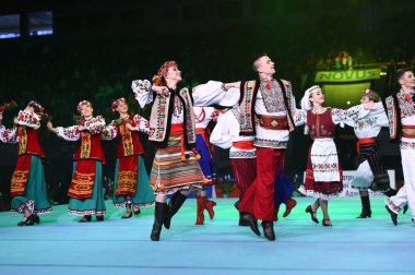 Ukraynalı dans topluluğu Stella Zakharova artistik jimnastik Ukrayna Uluslararası Kupası'nda performansını. Geleneksel halk sahne dans. Etnik dans.