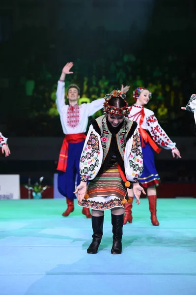 Výkon ukrajinské tance na mezinárodní mistrovství Stella Zakharova umělecké gymnastiky Ukrajina. Tradiční lidové scénický tanec. Etnický tanec. — Stock fotografie