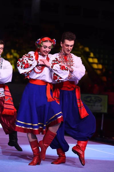 Výkon ukrajinské tance na mezinárodní mistrovství Stella Zakharova umělecké gymnastiky Ukrajina. Tradiční lidové scénický tanec. Etnický tanec. — Stock fotografie