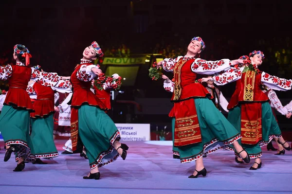 Výkon ukrajinské tance na mezinárodní mistrovství Stella Zakharova umělecké gymnastiky Ukrajina. Tradiční lidové scénický tanec. Etnický tanec. — Stock fotografie