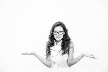 Okul konseptine dönelim. Gözlüklü, kırmızı dudaklı, beyaz tenli seksi kadın. Sürpriz bayanın elinde kağıtlar ve dosya var, kopyalama alanı. İşletme öğretmeni ya da öğrenci. Sınavlara hazırlanılıyor