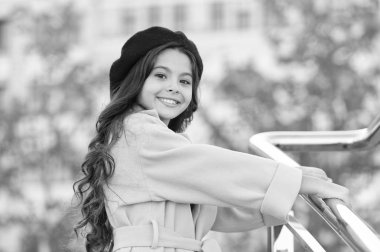 Çocuk kız parlak şapka bere. Sonbahar şapka moda aksesuar. Fransız trend sonbahar sezonu. Kız yürüyüş arka plan defocused. Sevimli küçük Fransız tarzı moda kız. Şapka aksesuar Fransız moda detay