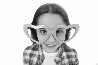 İlk görüşte aşk. Mutlu çocuk sempati duyuyor. Çocuk kalp şeklinde gözlük. Aşık, sevimli, gülen bir kız. Çekici çocuk gülümsemesi izole edilmiş beyaz arka plan. İlk aşk konsepti