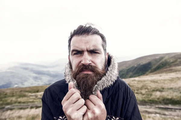 Skäggig man, brutala kaukasiska hipster med mustasch kallt på berget — Stockfoto