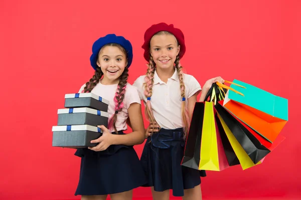 Buena compra. Chicas pequeñas con bolsas de compras y cajas. Niños pequeños con bolsas de papel y envolturas. Niños pequeños con bolsas de papel y paquetes. Pequeños compradores. Compras es una adicción — Foto de Stock